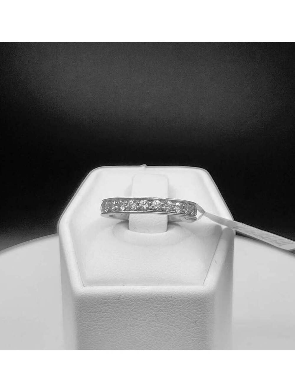 Ladies Eternity 18k white gold ring with 25 diamonds